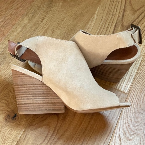 NWOB Howsty Genuine Suede Nude Peep Toe Like-Wedges. Never Been Worn! Size 38 - Picture 5 of 9